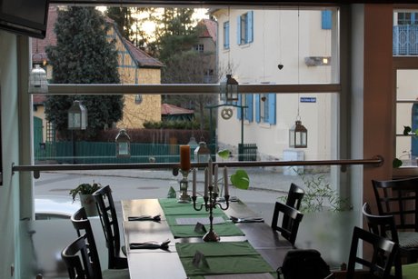 Gasthaus Hellerau - gemütlicher Tisch mit Blick nach Draussen